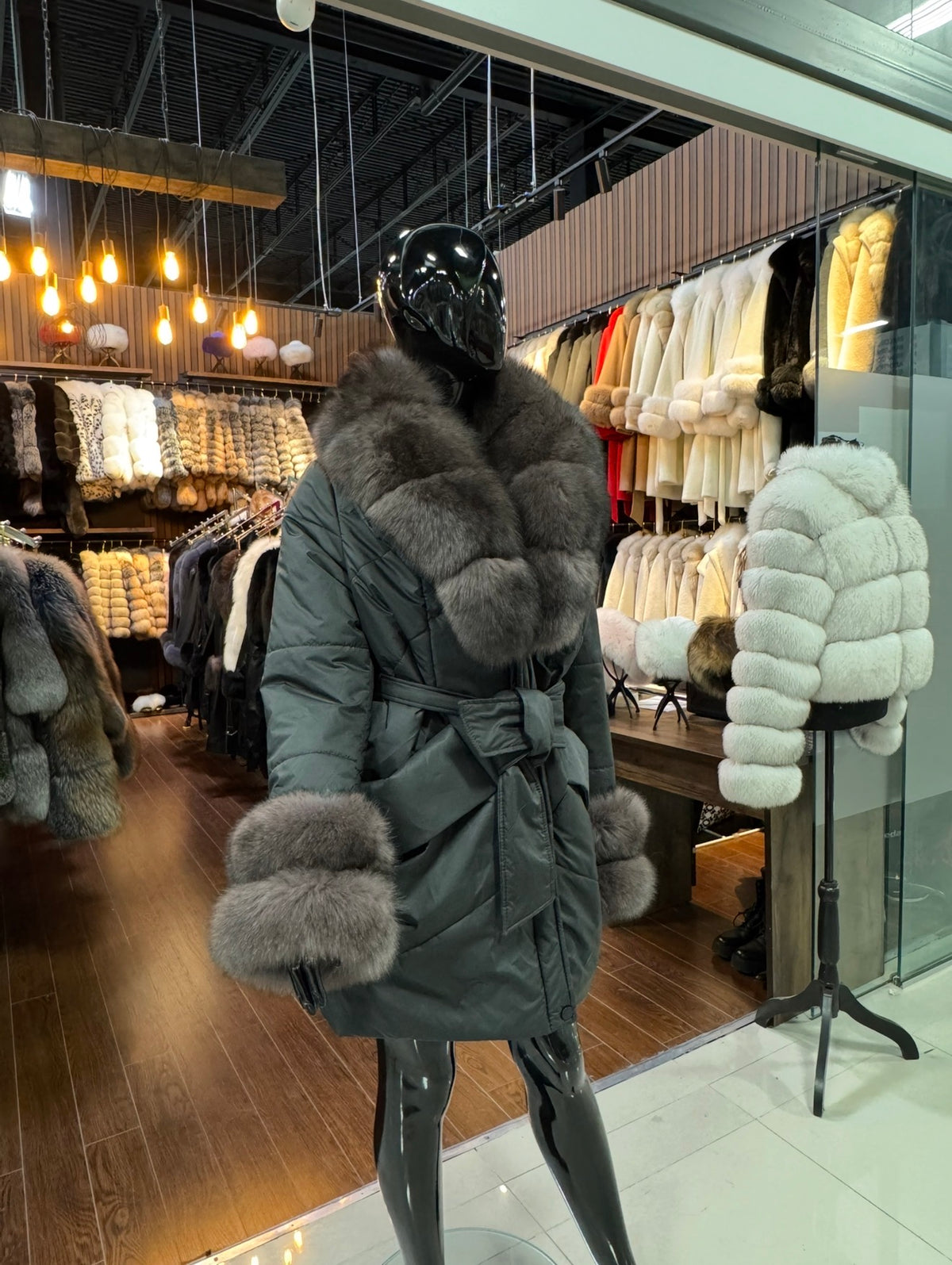 Luxury Insulated Puffer Coat with Genuine Fox Fur Collar – Exclusive Design