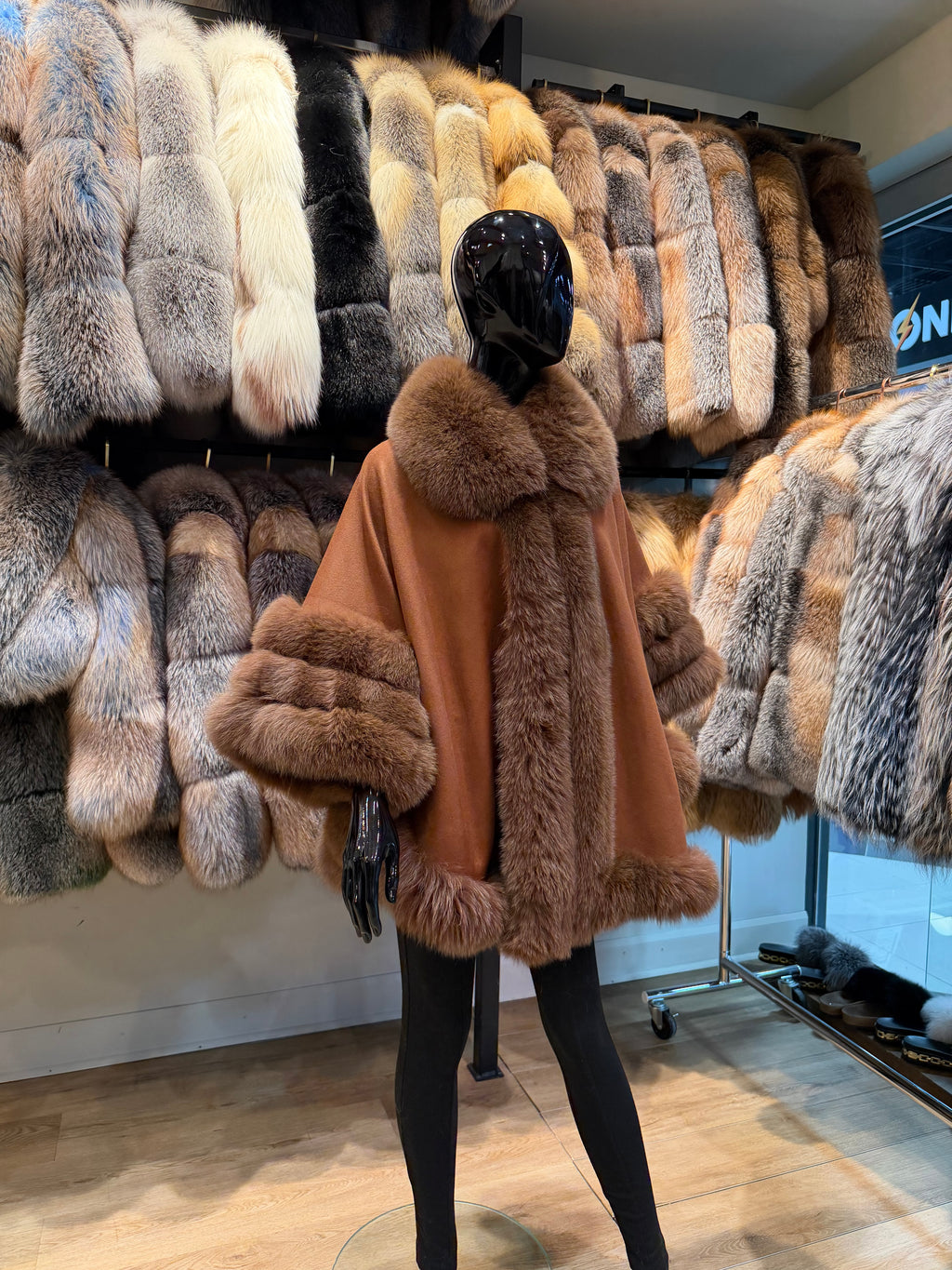 Luxury Brown Fox Fur & 100% Cashmere Poncho – Elegant Soft Cashmere Design