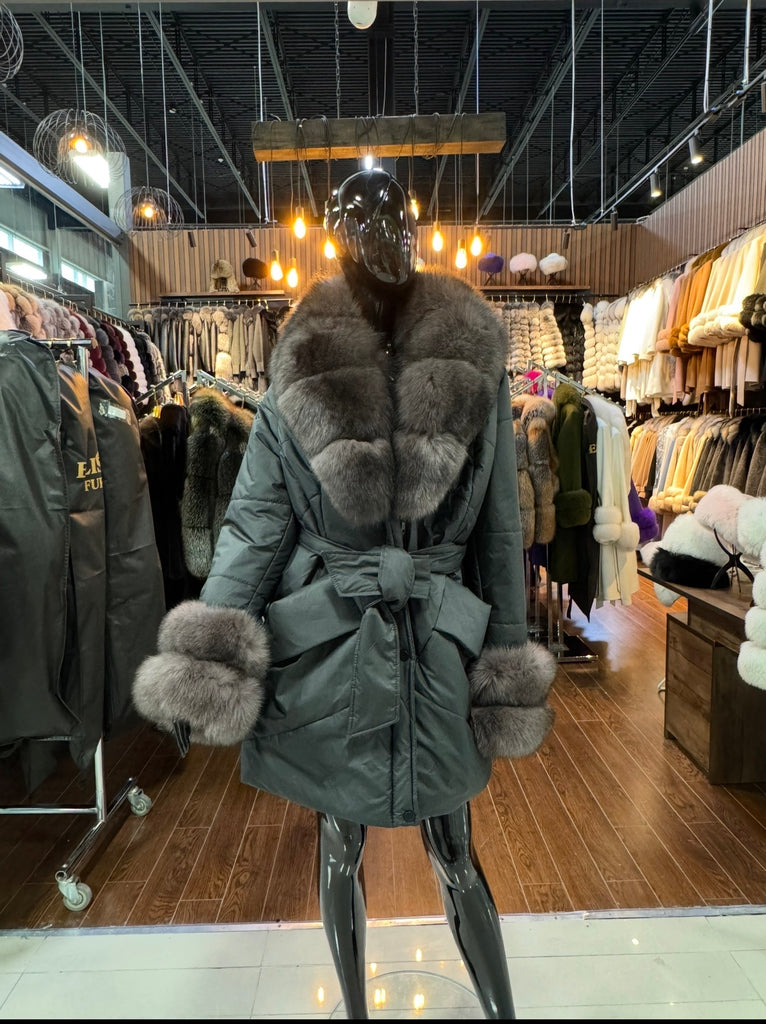 Luxury Insulated Puffer Coat with Genuine Fox Fur Collar – Exclusive Design